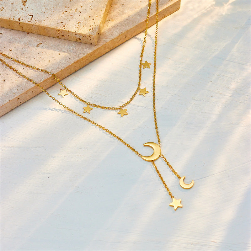 Collana a strati in acciaio al titanio con pendente minimalista a forma di stella e luna geometrica con dettaglio nappa da donna