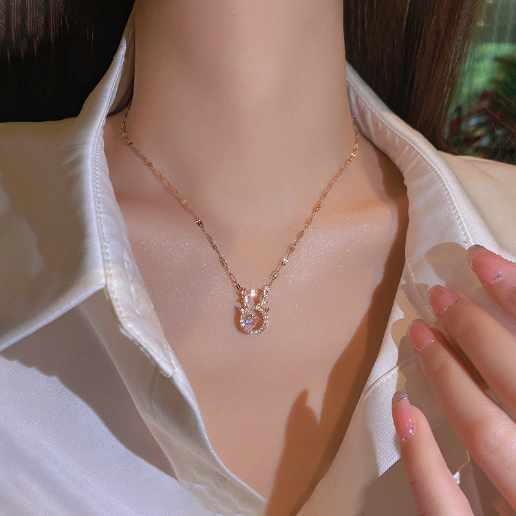 Collana Pendente Minimalista con Corna di Cervo per Donna in Acciaio al Titanio con Finitura Galvanizzata su Catena a O