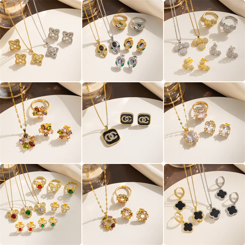 Set collana con ciondolo a forma geometrica tonda di Topolino e quadrifoglio in acciaio al titanio con intarsio di strass da donna