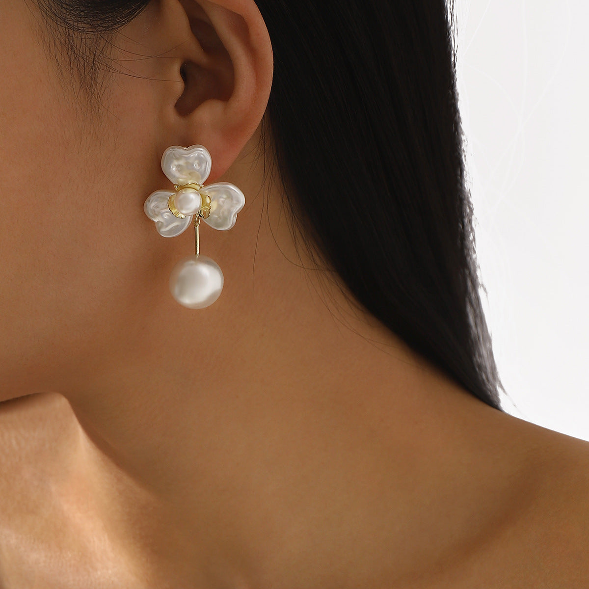 Pendientes de aleación con diseño floral elegante y detalles de perlas para mujer, acabado chapado, joyería de uso diario moderna y versátil