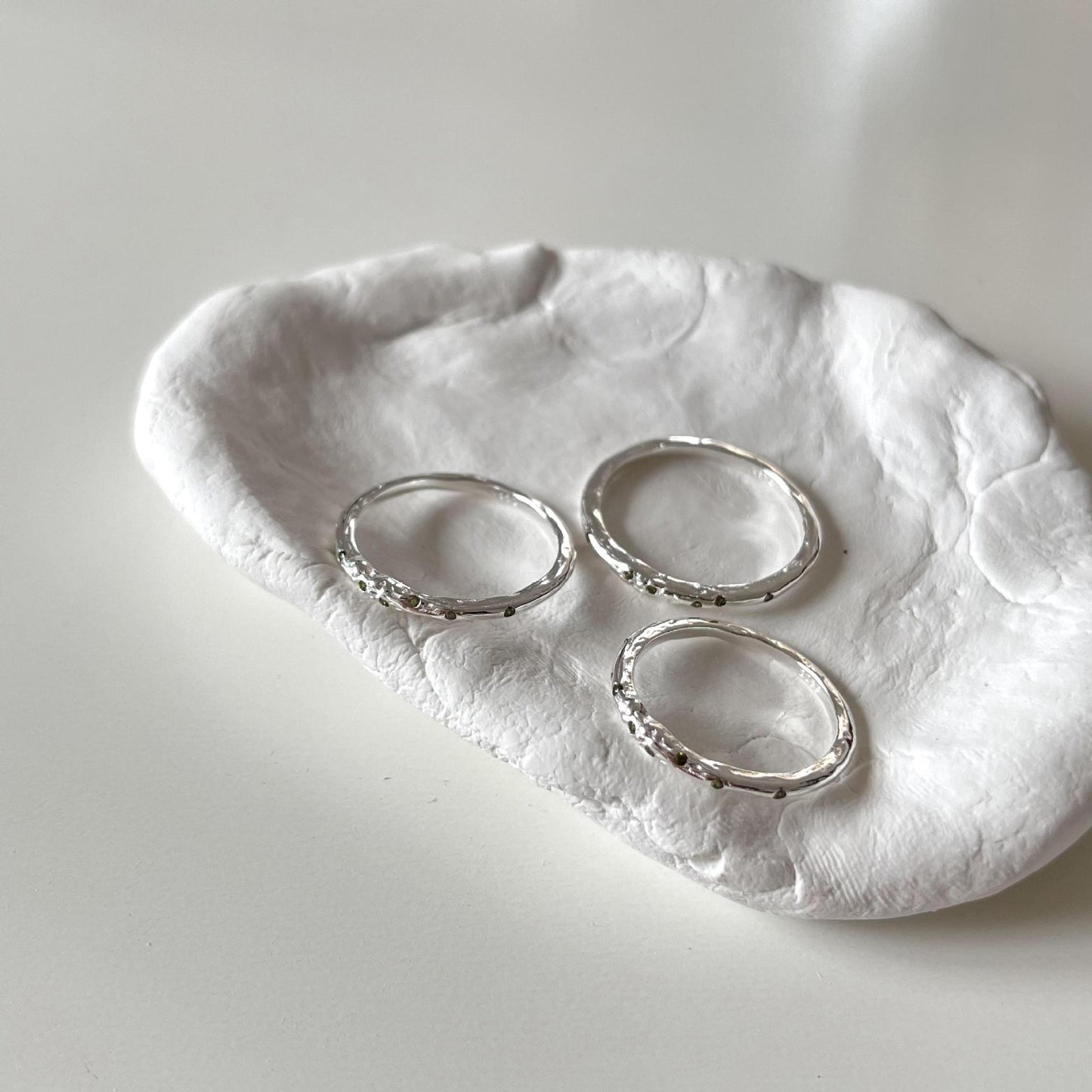 Anello da donna minimalista in argento sterling 925 con zirconi cubici geometrici intarsiati
