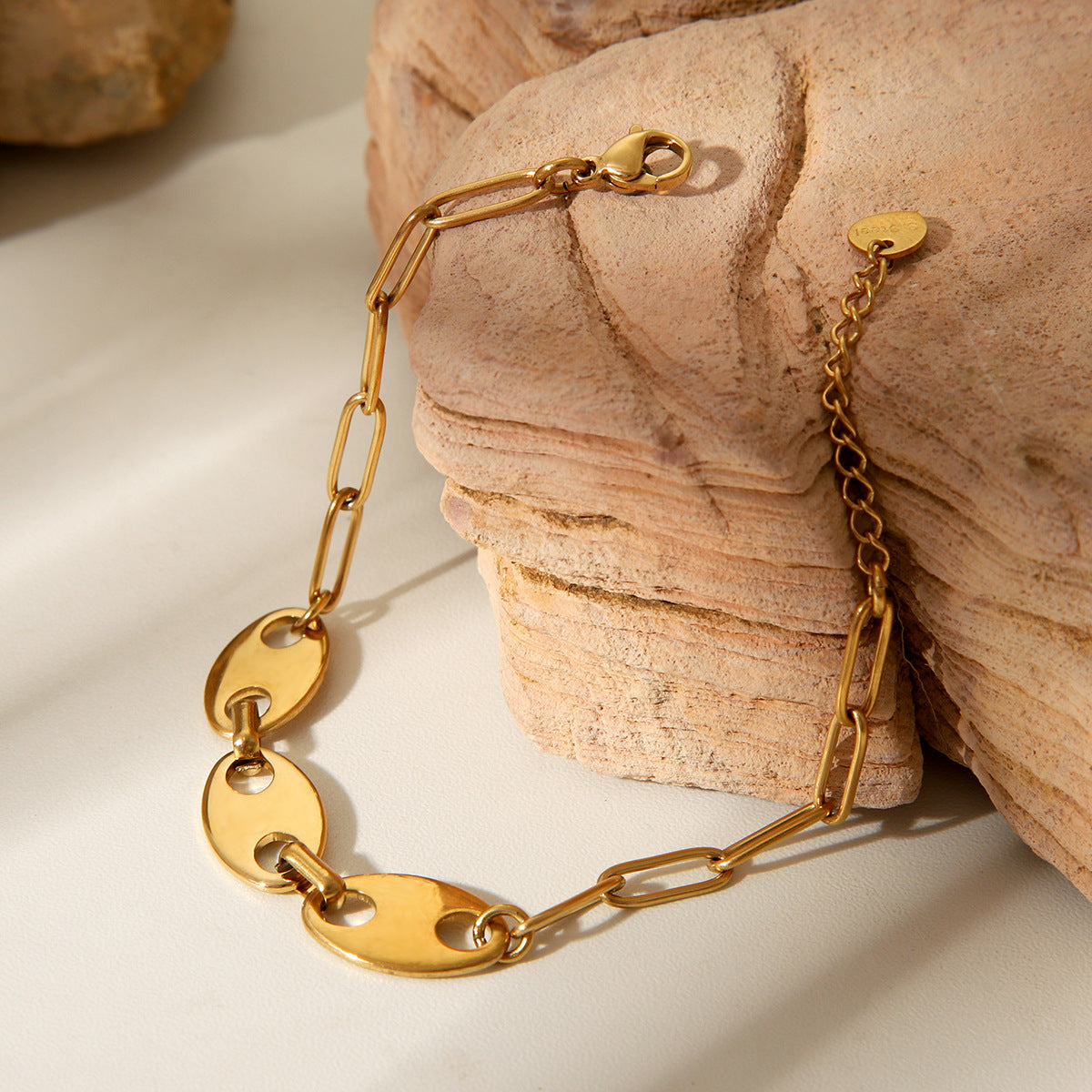 Pulsera geométrica de acero inoxidable estilo INS con baño de oro de 18 quilates y cierre de nariz de cerdo para mujer