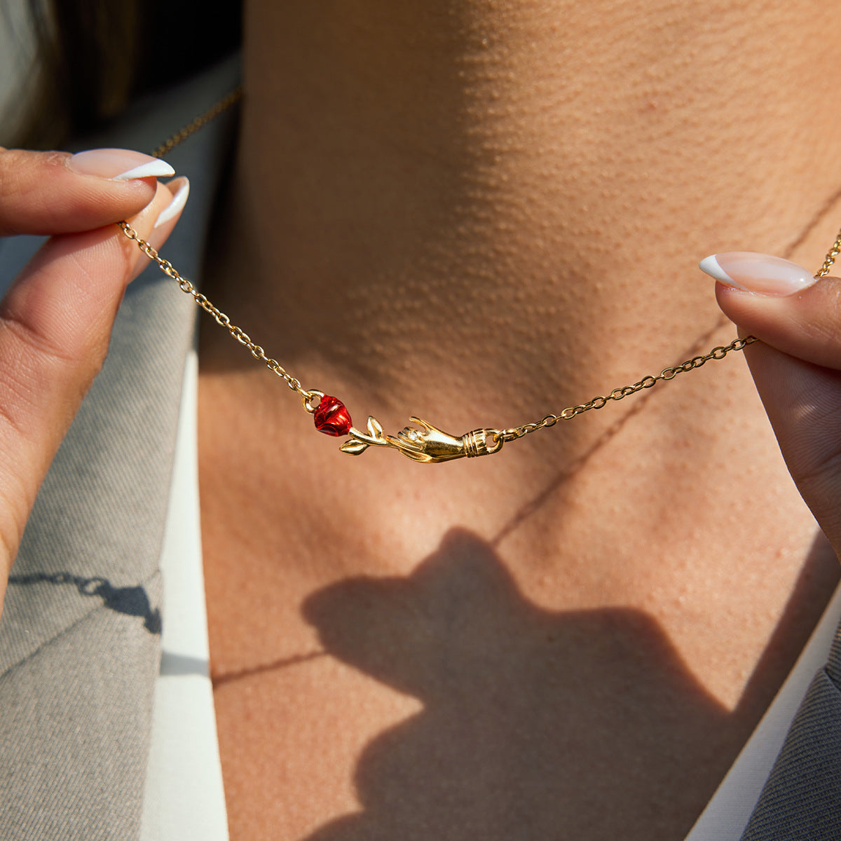 Collana da donna minimalista con pendente geometrico a rosa in acciaio al titanio placcato PVD oro 18 carati