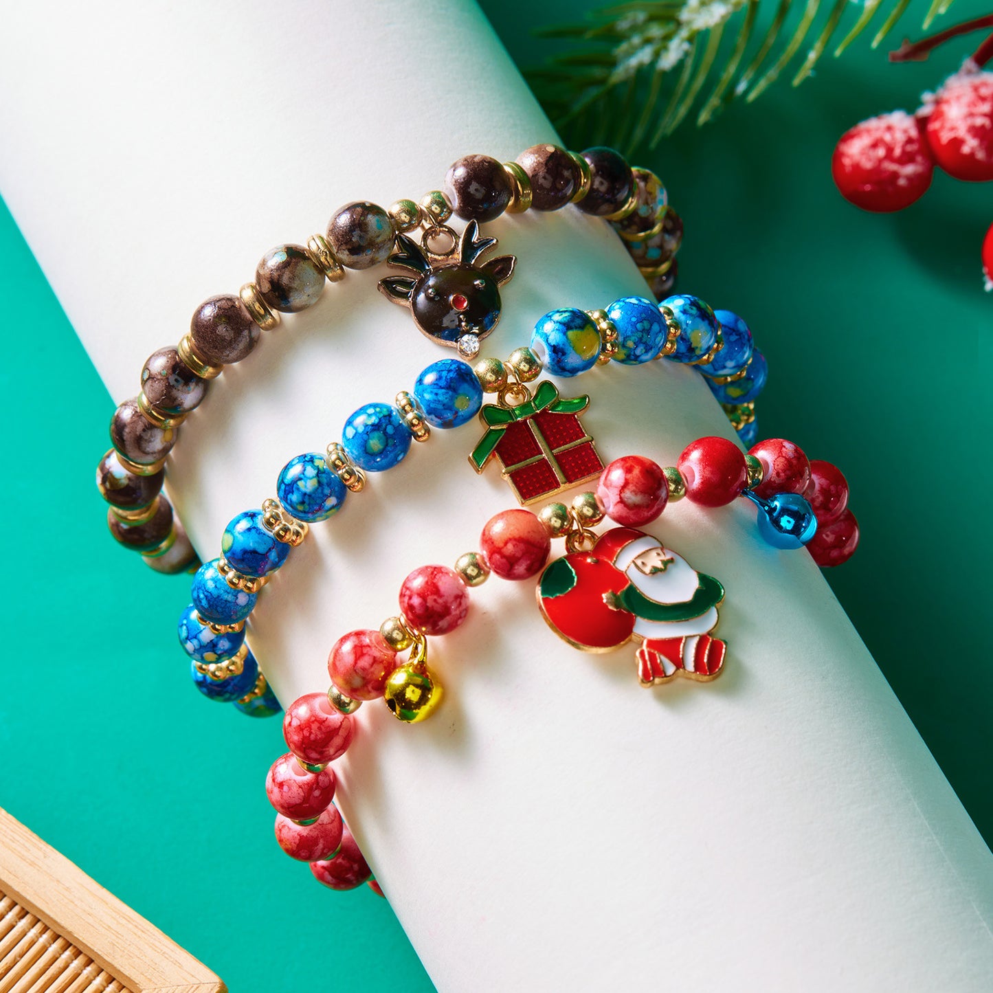 Set di braccialetti a tema natalizio alla moda per donne con ciondoli a forma di Babbo Natale, pupazzo di neve e albero di Natale, braccialetti in lega con perline