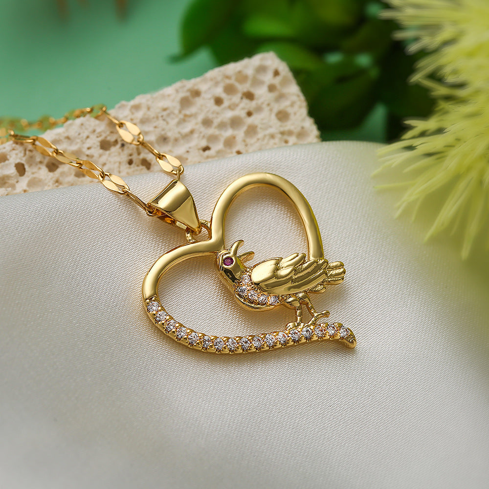 Collana con ciondolo a farfalla e cuore minimalista da donna in rame con placcatura in oro 18 carati e dettagli in zirconi