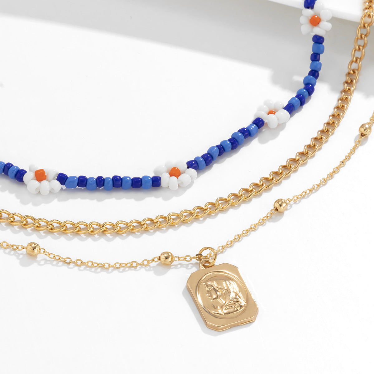 Collana Vintage con Ciondolo a Margherita e Charms in Lega su Catena di Perline per Donna