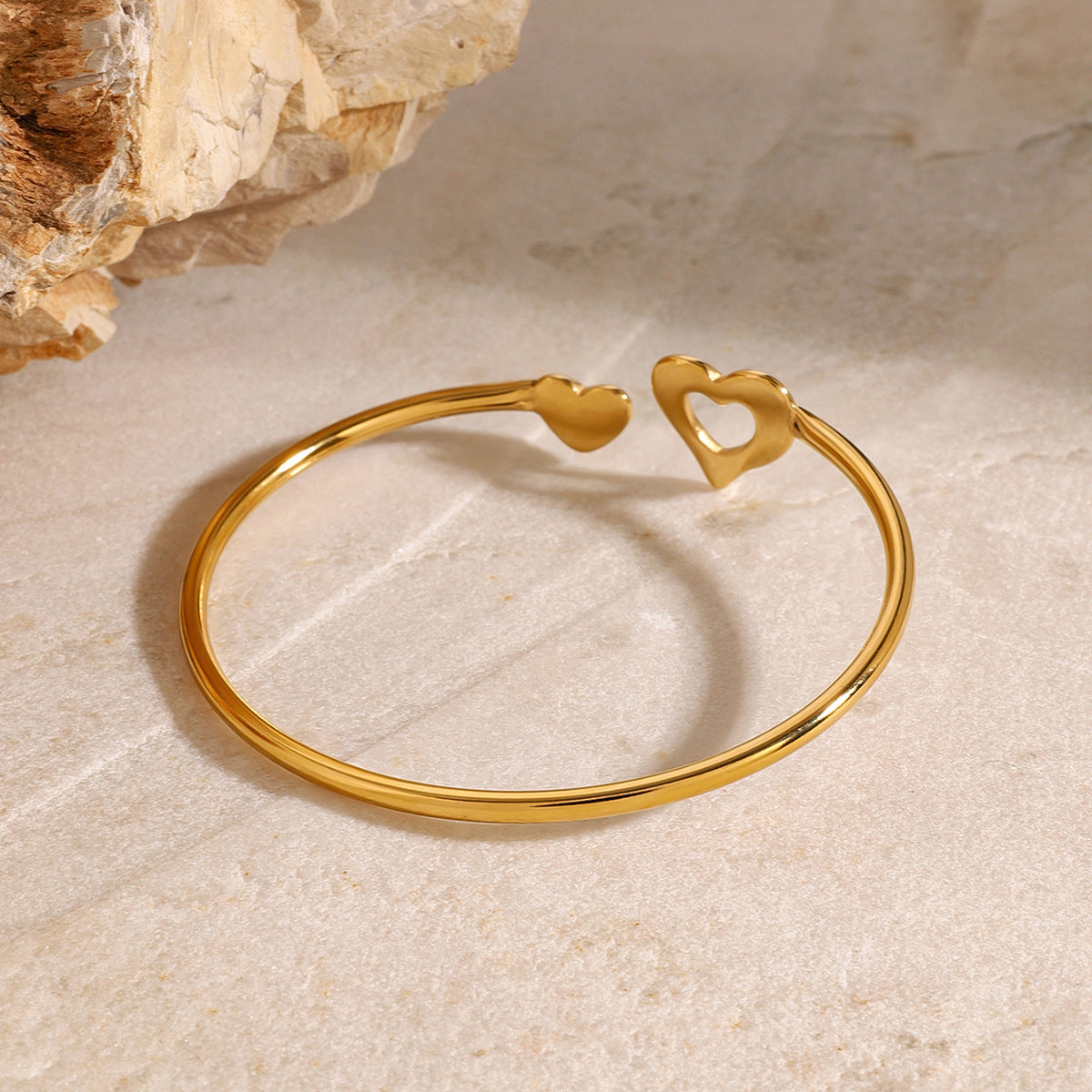 Bracciale Minimalista a Cuore in Acciaio Inox con Finitura Placcata per Donna