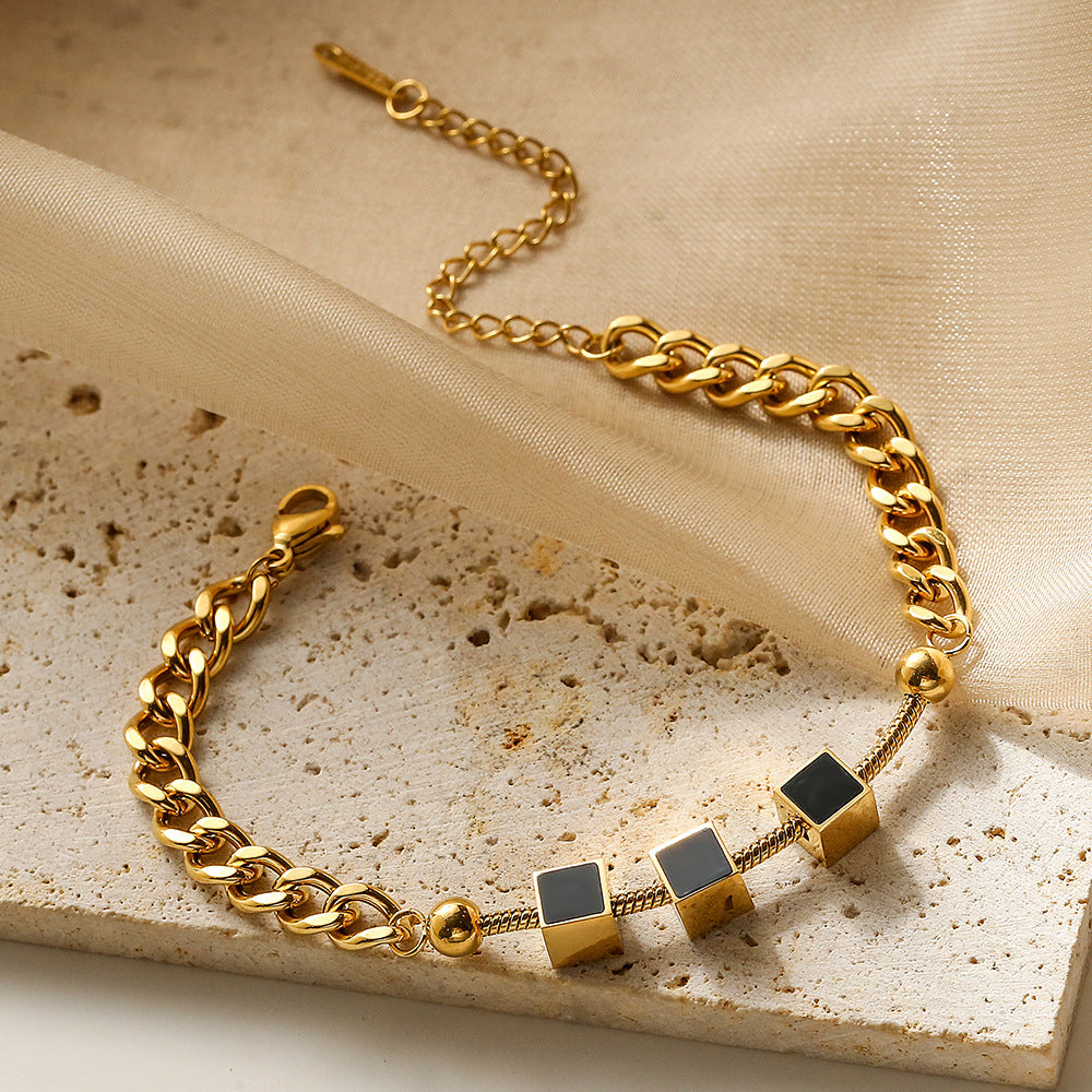 Bracciale da donna in acciaio al titanio con geometria minimalista, finitura placcata e design a catena ispirato alle conchiglie
