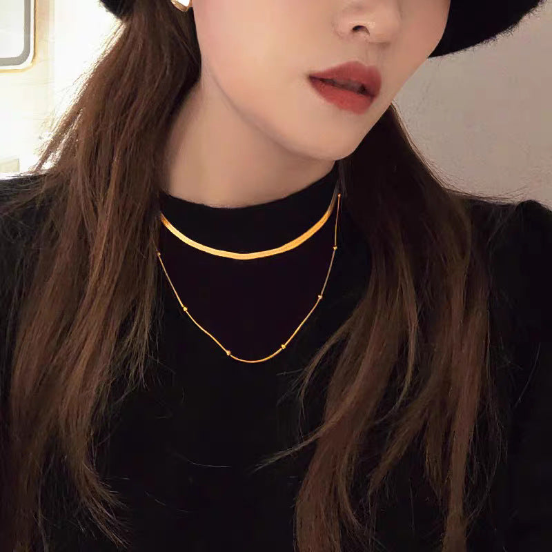 Juego de collar minimalista de doble capa con cadena de serpiente plana en acero de titanio con chapado en oro para mujer
