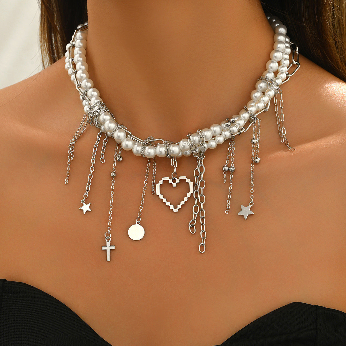 Collana a strati alla moda per donna con ciondolo a forma di cuore con intarsio di perle in lega di zinco, nappina e design geometrico