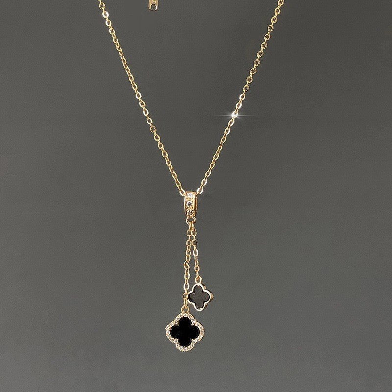 Collana con ciondolo minimalista a quadrifoglio in acciaio al titanio con finitura placcata su catena a O per donna e uomo