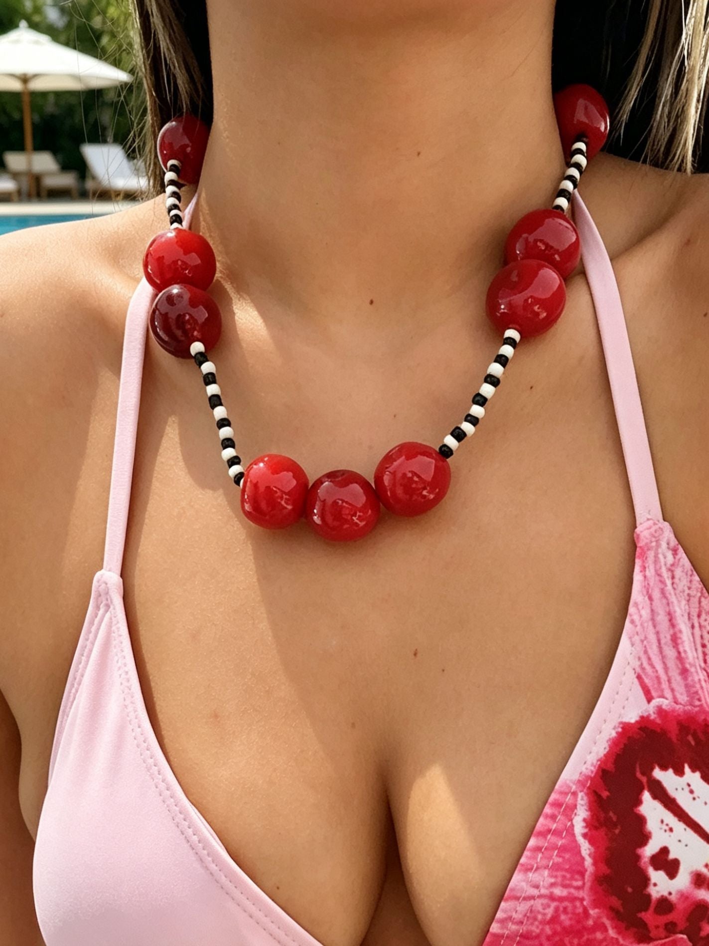 Collar bohemio étnico hecho a mano de tres hebras, con cuerda roja y colgante de aleación vegetal, colorido, para mujer