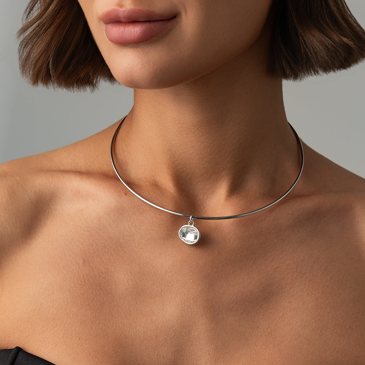 Minimalist Oval Geometric Rhinestone Plated Zinc Alloy Pendant Choker Necklace for Women