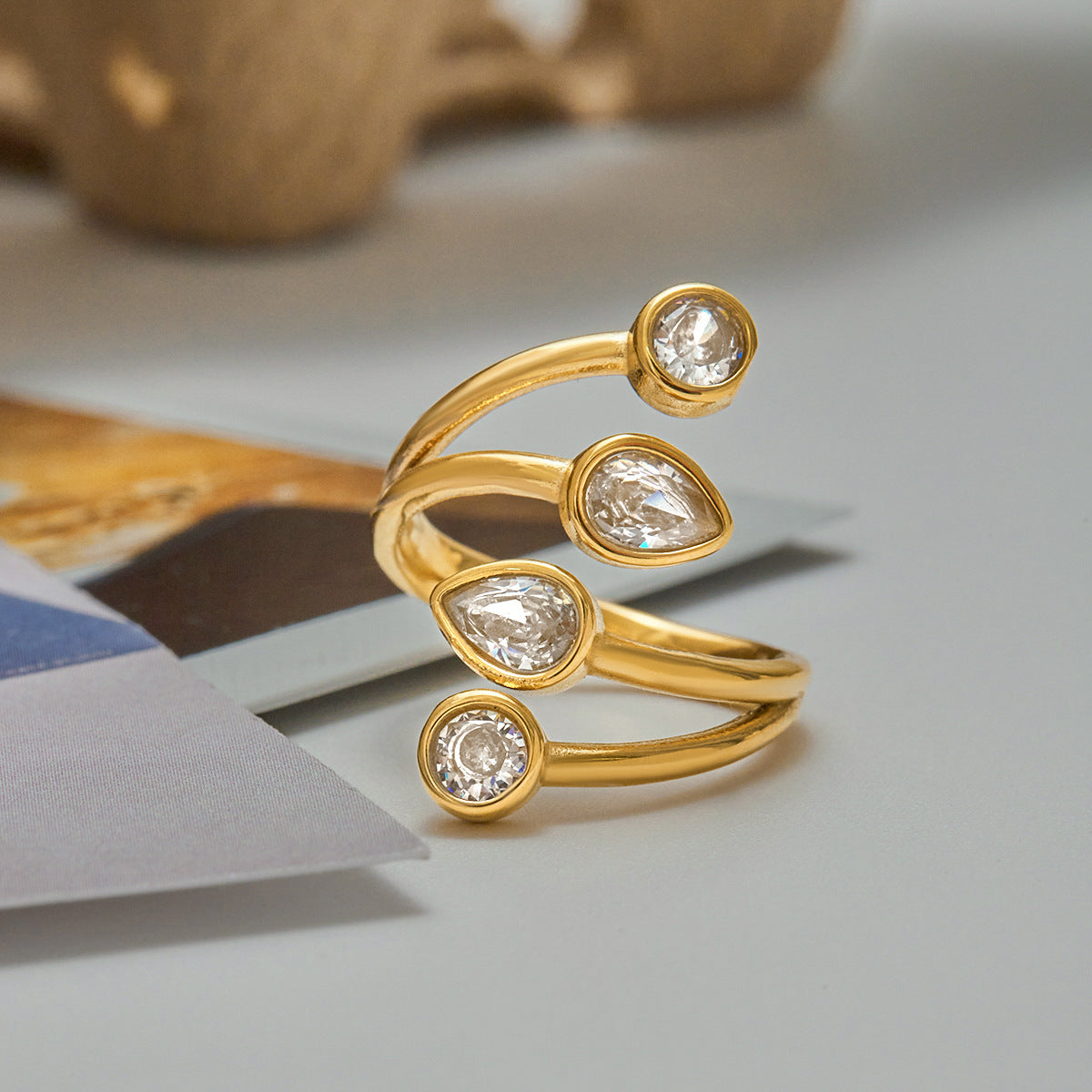Anello geometrico in acciaio inossidabile con accenti in zirconia placcati per donna, anello di lusso minimalista alla moda