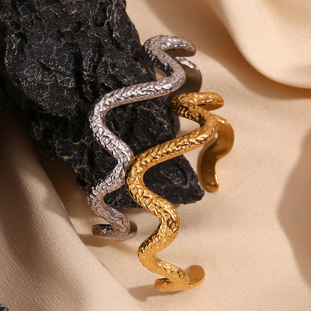 Bracciale a maglie serpeggianti e ondulate in acciaio inossidabile con placcatura in oro 18 carati e texture martellata, alla moda