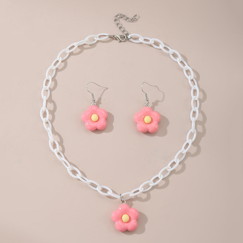 Collar con colgante de lazo acrílico minimalista color caramelo para niños con acabado esmaltado y cadena de cuentas
