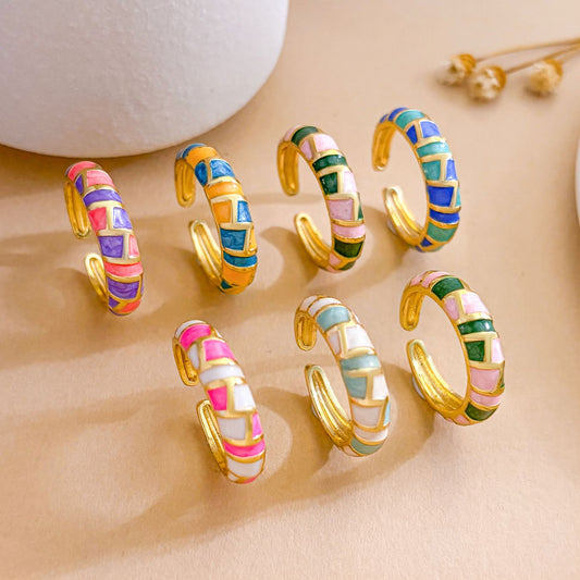 Anillo de latón chapado en oro, esmaltado, geométrico minimalista con patrón de puntos, diseño abierto ajustable para mujer