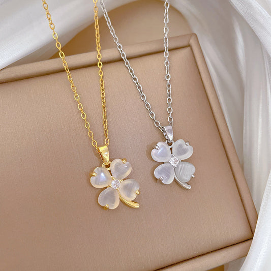 Collar con colgante de trébol estilo dibujos animados para mujer y hombre, de acero de titanio con incrustaciones de diamantes de imitación y delicada cadena para la clavícula
