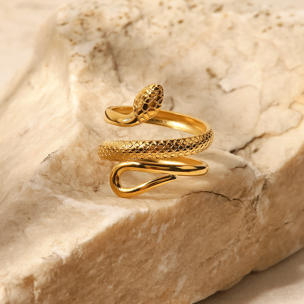 Anello classico da donna in acciaio inossidabile placcato oro 18 carati con serpente testurizzato, design scavato, regolabile