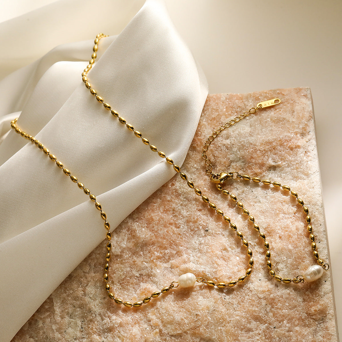 Collana Geometrica Minimalista in Acciaio al Titanio Placcato Oro Vero per Donna