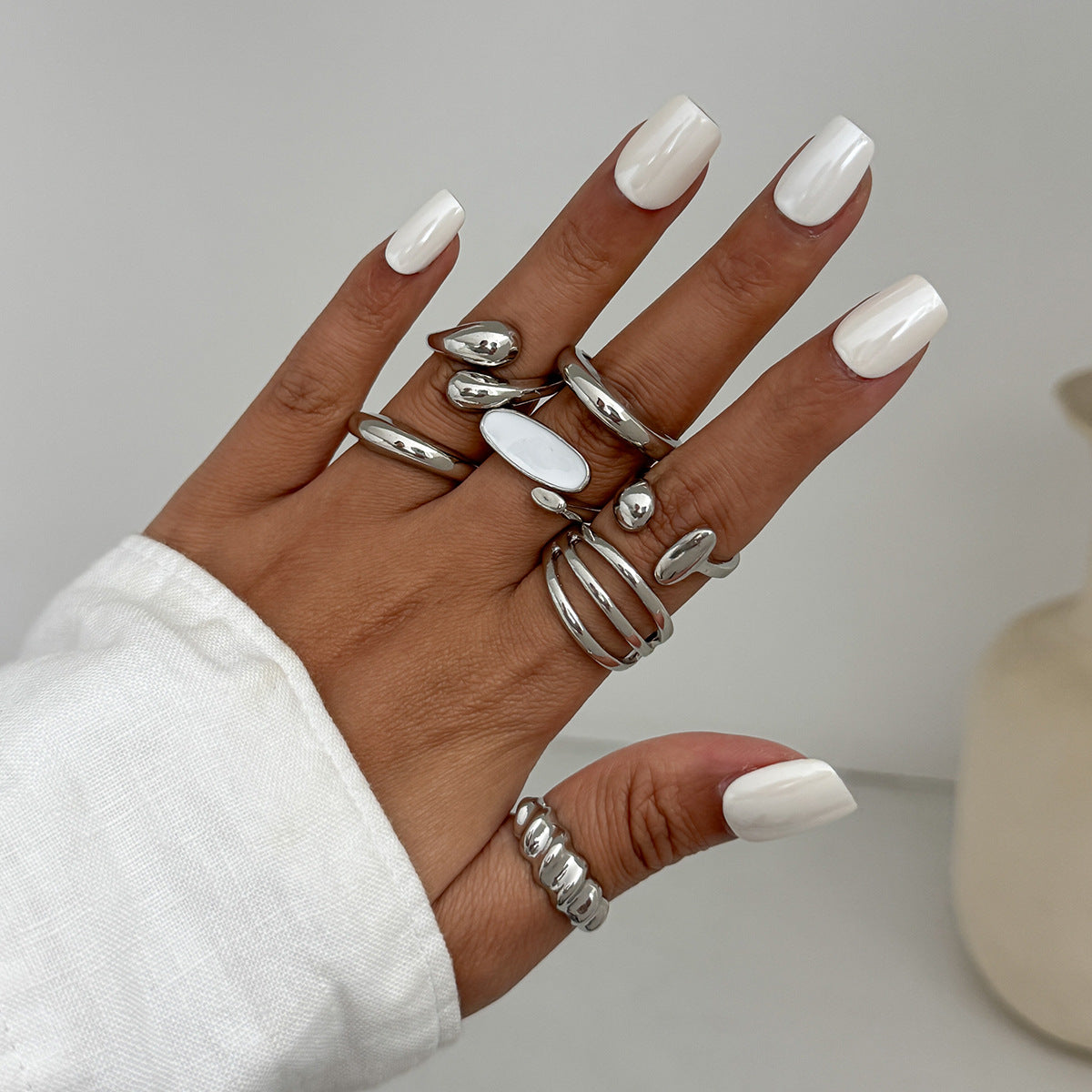 Anello minimalistico da donna in lega di zinco dalla forma geometrica irregolare, con finitura placcata e fascia aperta regolabile