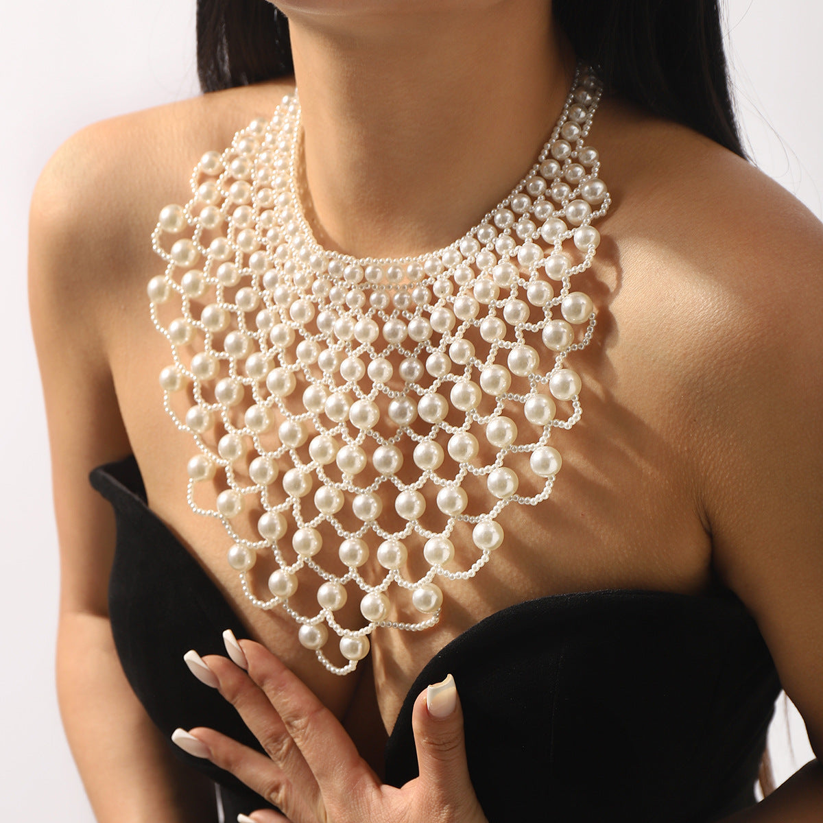 Collana di Perle Vintage Elegante a Ventaglio con Pendente in Madreperla e Dettagli Traforati da Donna