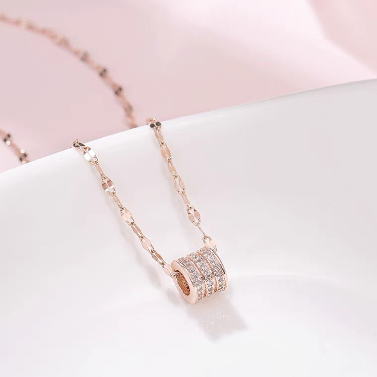 Collana Minimalista da Donna Placcata in Acciaio al Titanio con Strass a Forma di Vita