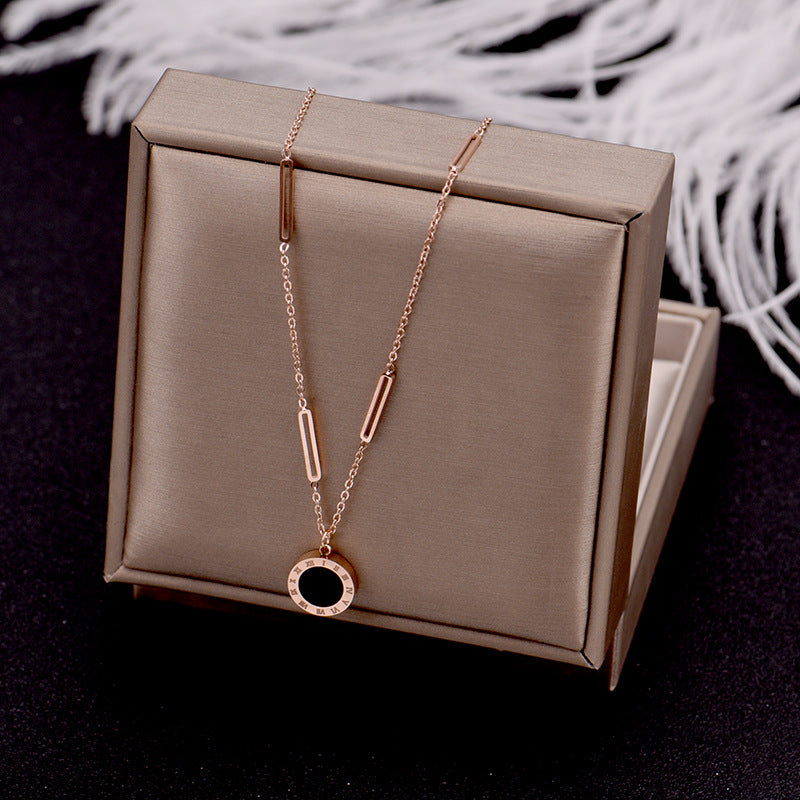 Collana Minimalista in Acciaio al Titanio con Numeri Romani, Reversibile e Placcata Galvanicamente, per Uomo e Donna