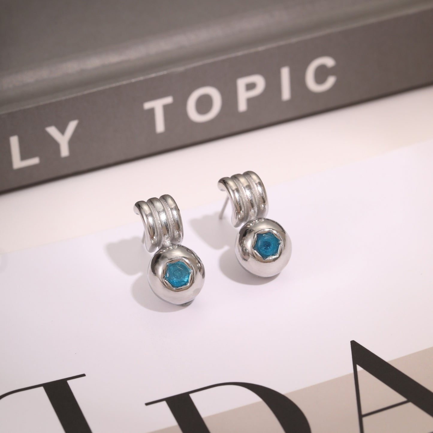 Orecchini geometrici in acciaio inossidabile con placcatura in oro 18 carati e intarsi in zirconi colorati per donna