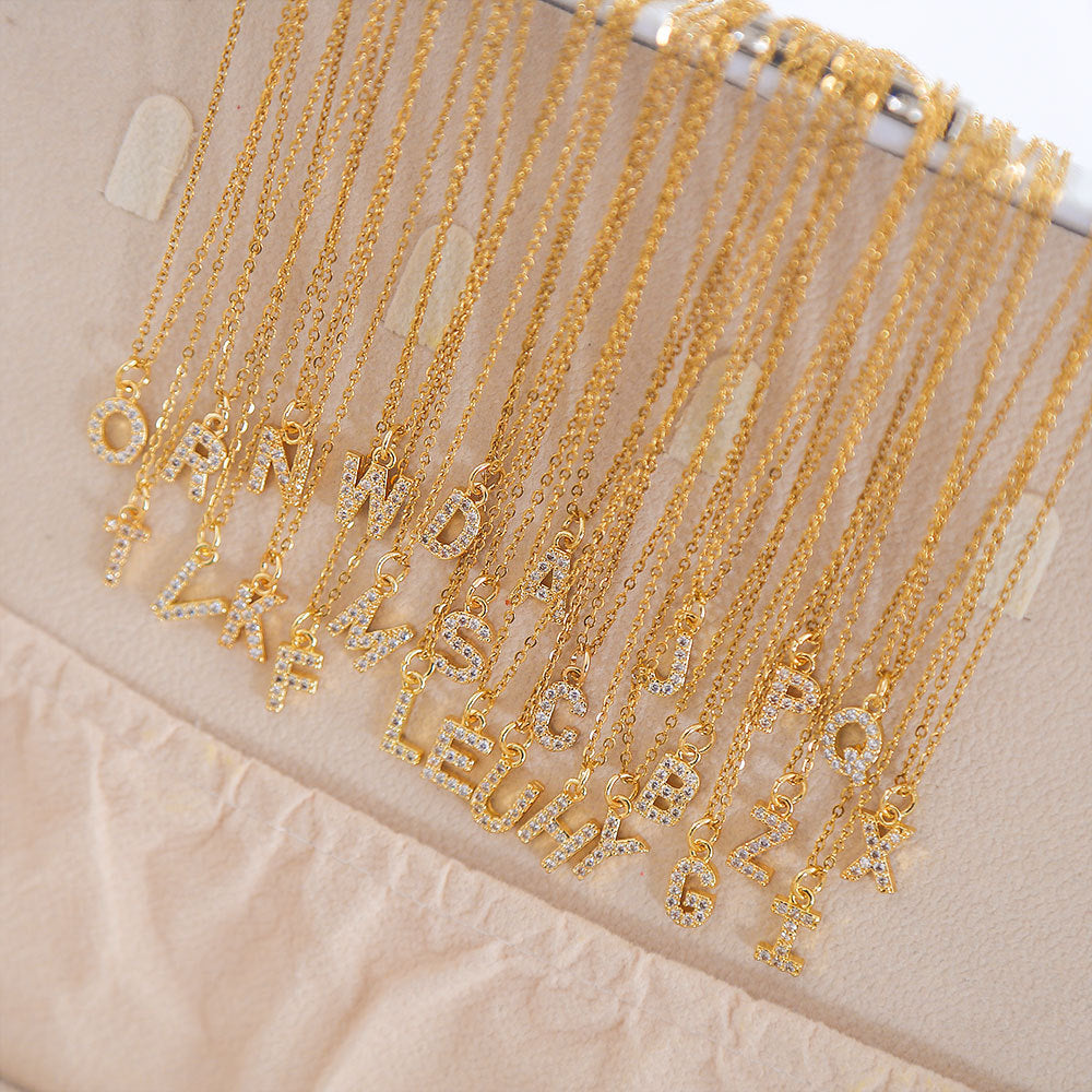 Collar con colgante de cadena de serpiente de oro chapado en acero titanio con forma de letra minimalista para mujer con incrustaciones de circonita cúbica