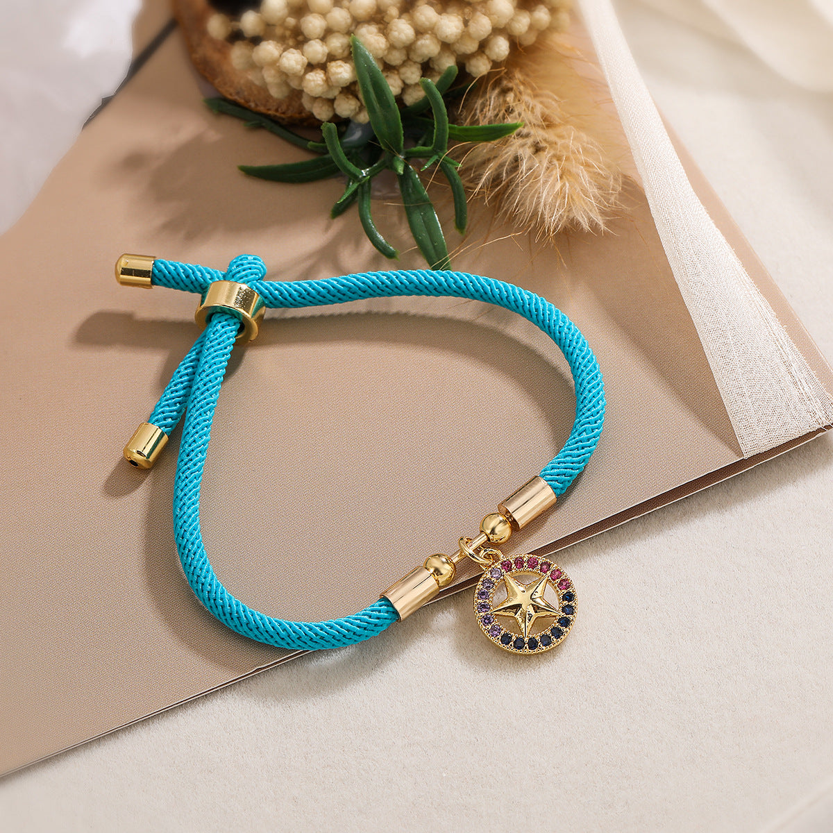 Bracciale da donna alla moda con ciondolo a croce geometrica, regolabile con coulisse, placcato oro e intarsio di zirconi