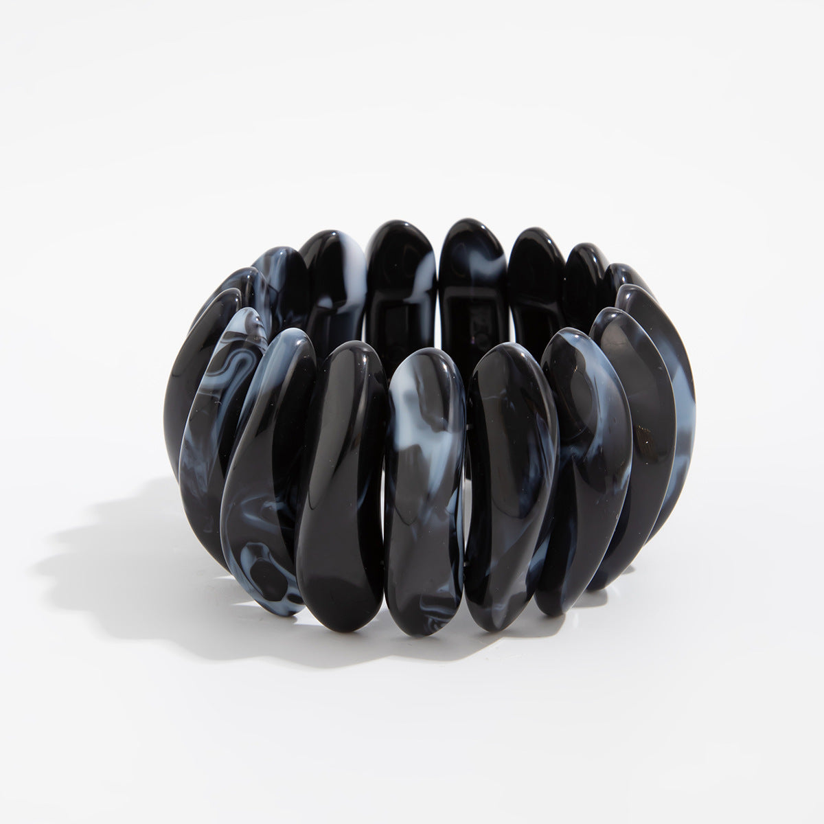 Pulsera de acrílico geométrica audaz con efecto jaspeado y banda flexible para mujer