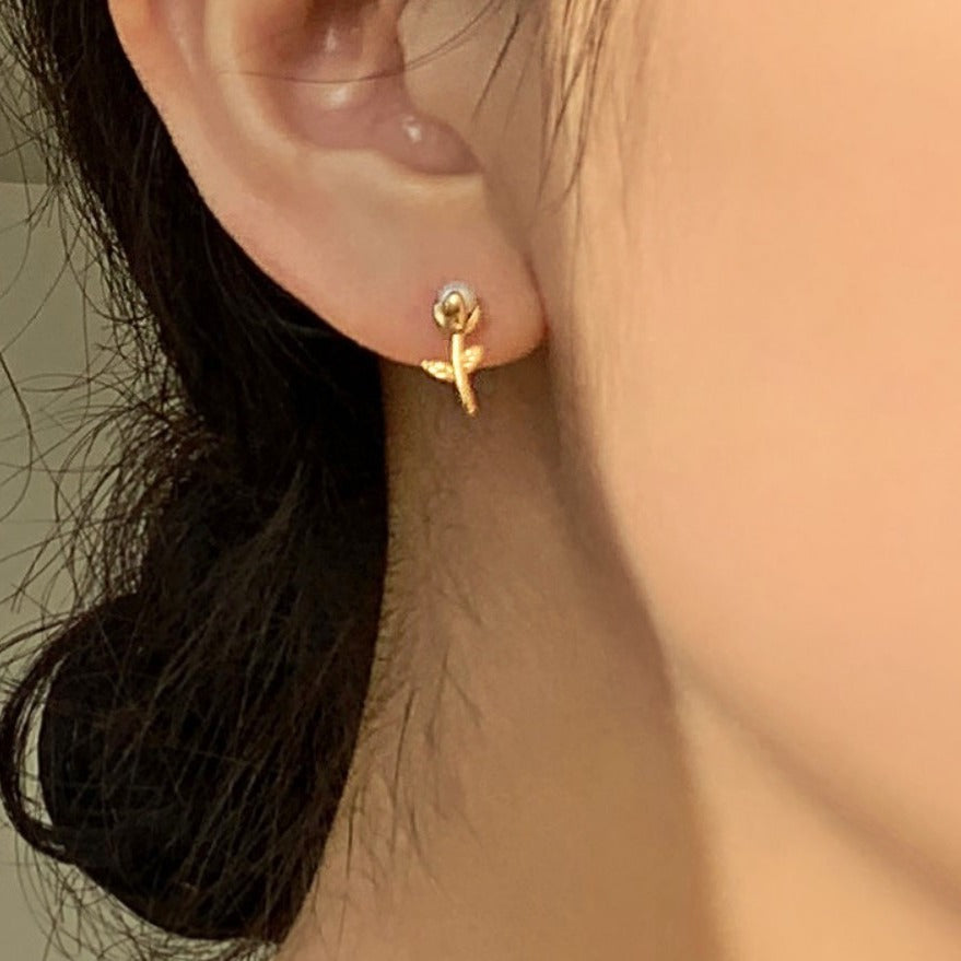 Orecchini minimalisti in argento Sterling 925 con perla a forma di lacrima e fiore intarsiato