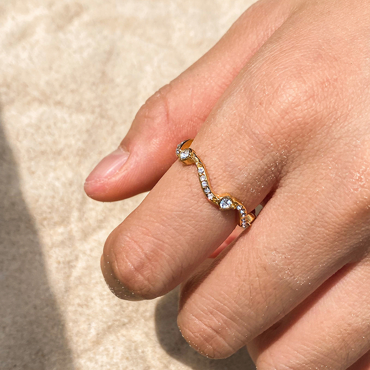 Anillo geométrico de acero inoxidable con incrustaciones de diamantes de imitación y acabado chapado para mujer, joyería de moda lista para la oficina