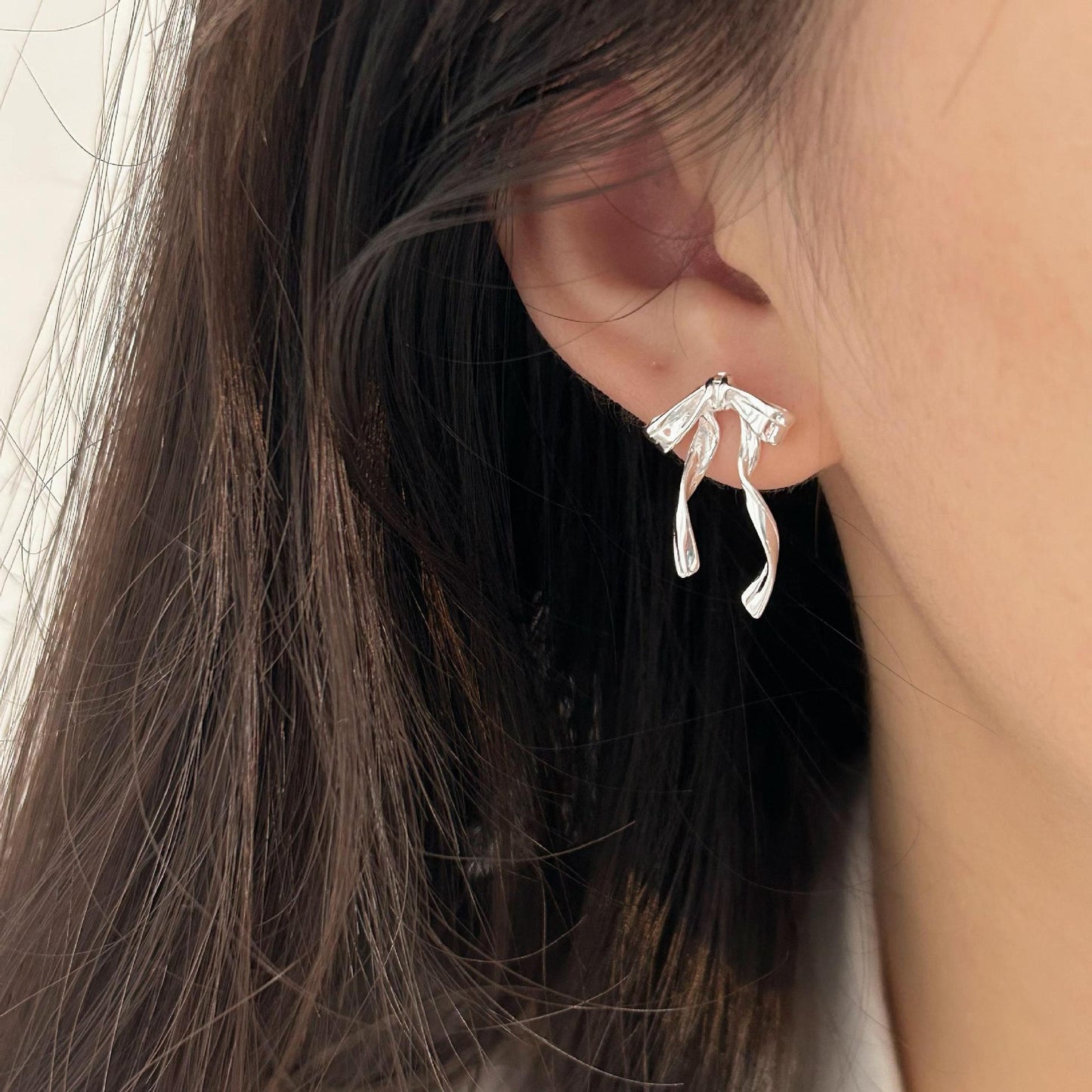 Pendientes Minimalistas con Forma de Lazo de Plata de Ley 925 con Baño de Oro para Mujer
