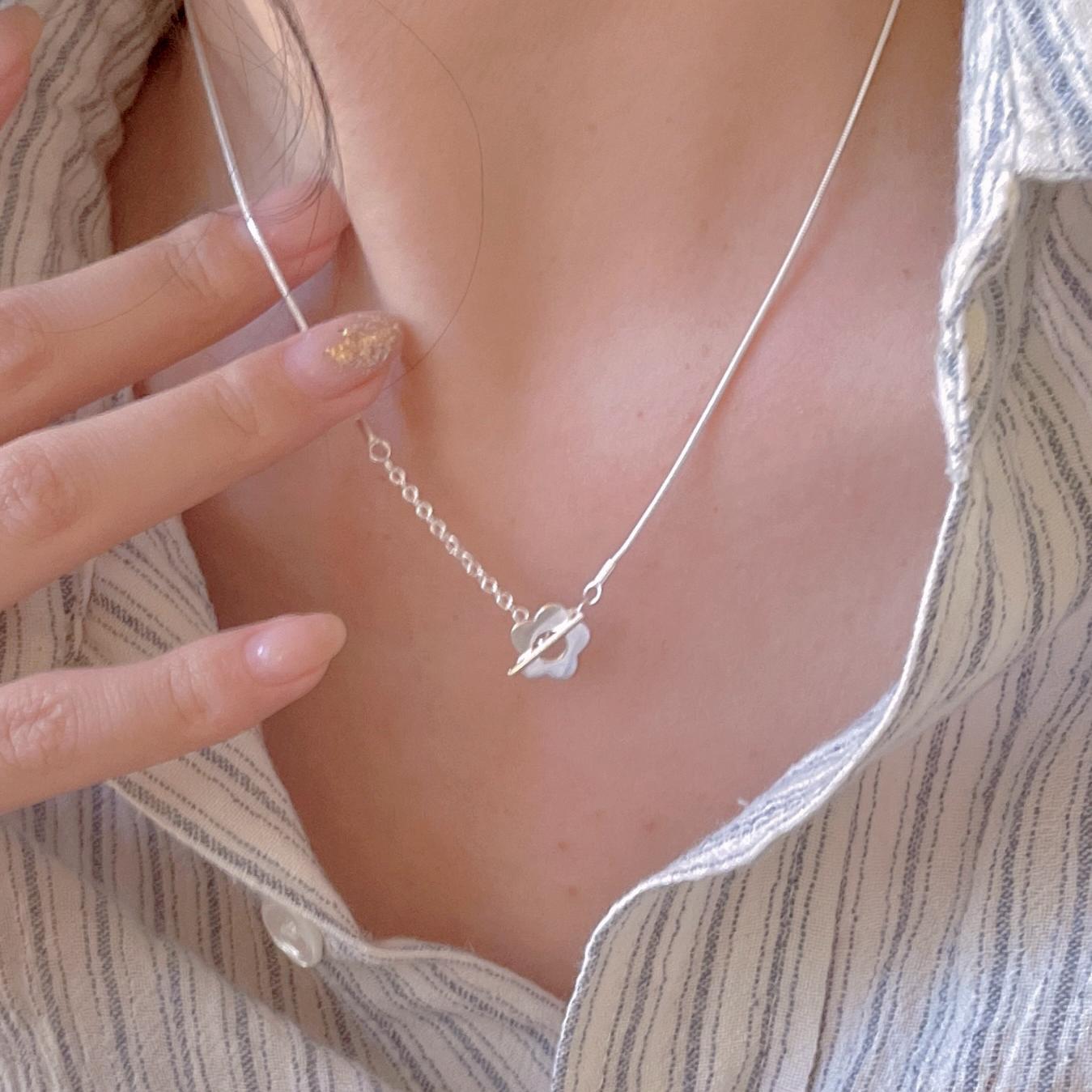 Collar con colgante geométrico floral minimalista en plata de ley 925 con cadena de serpiente