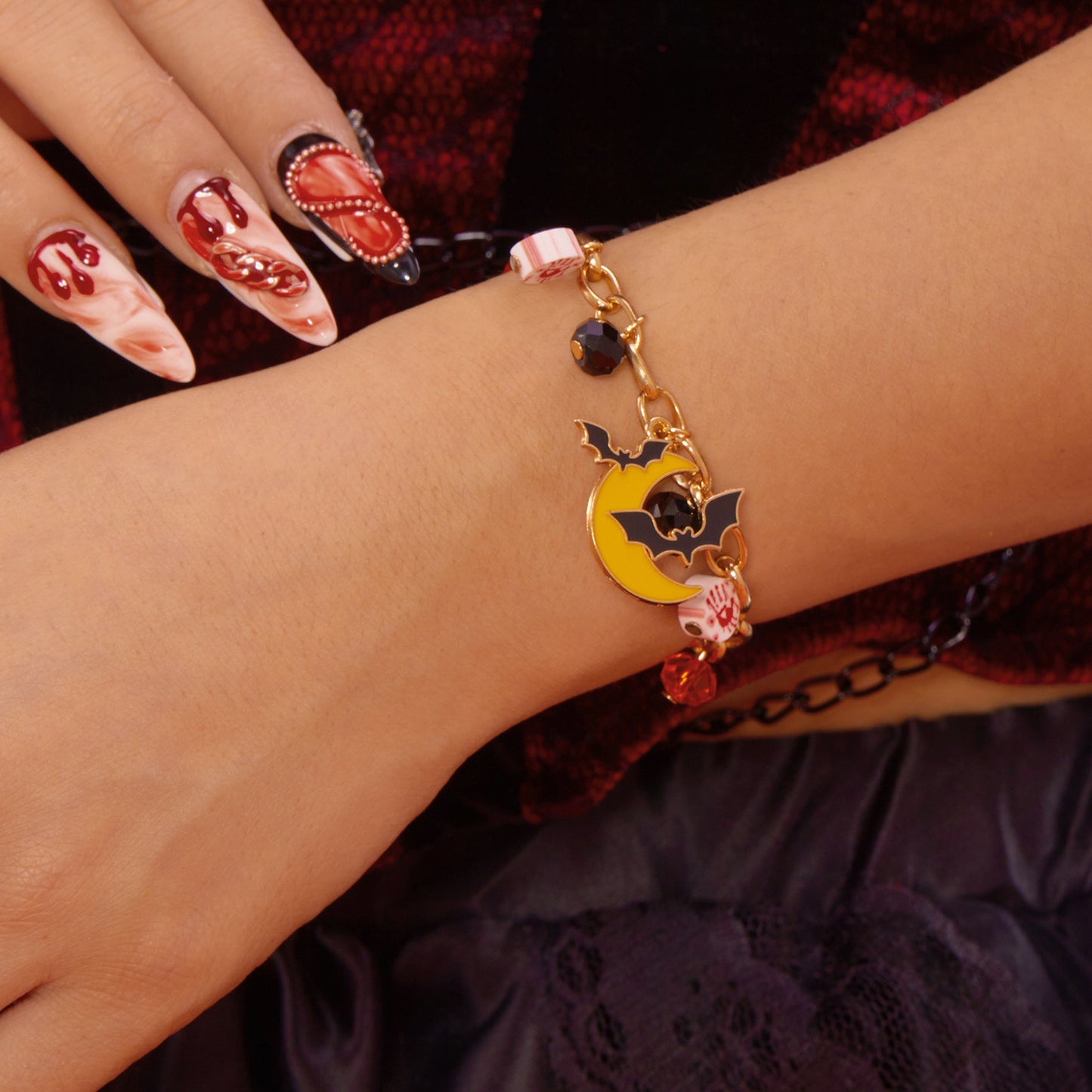 Pulsera de aleación con esqueleto, fantasma y calabaza de Halloween "Sweet-Edgy" con detalles de diamantes de imitación y acabado chapado