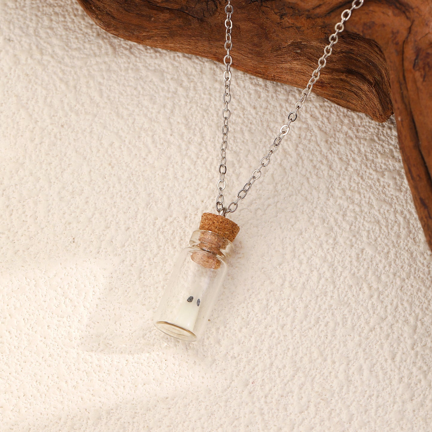 Collar con colgante de fantasma que brilla en la oscuridad para la noche de Halloween, dije de resina y acrílico en cadena de clavícula ajustable con diseño de personaje de dibujos animados