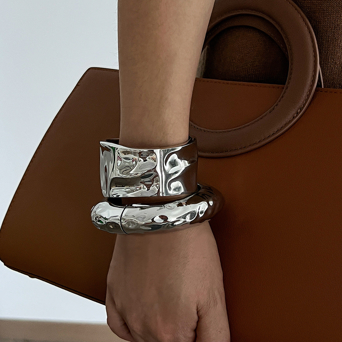 Bracciale rigido a molla lucidato in metallo liquido geometrico con texture decisa da donna