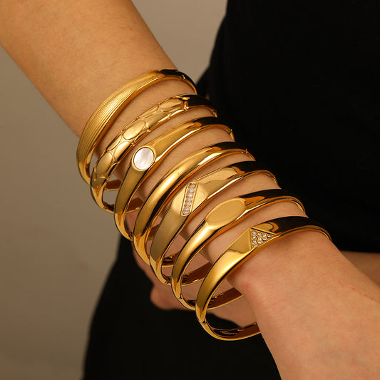 Bracciale in acciaio al titanio con placcatura in oro 18K, motivo geometrico in stile INS, intarsiato con strass e madreperla bianca, stile minimalista