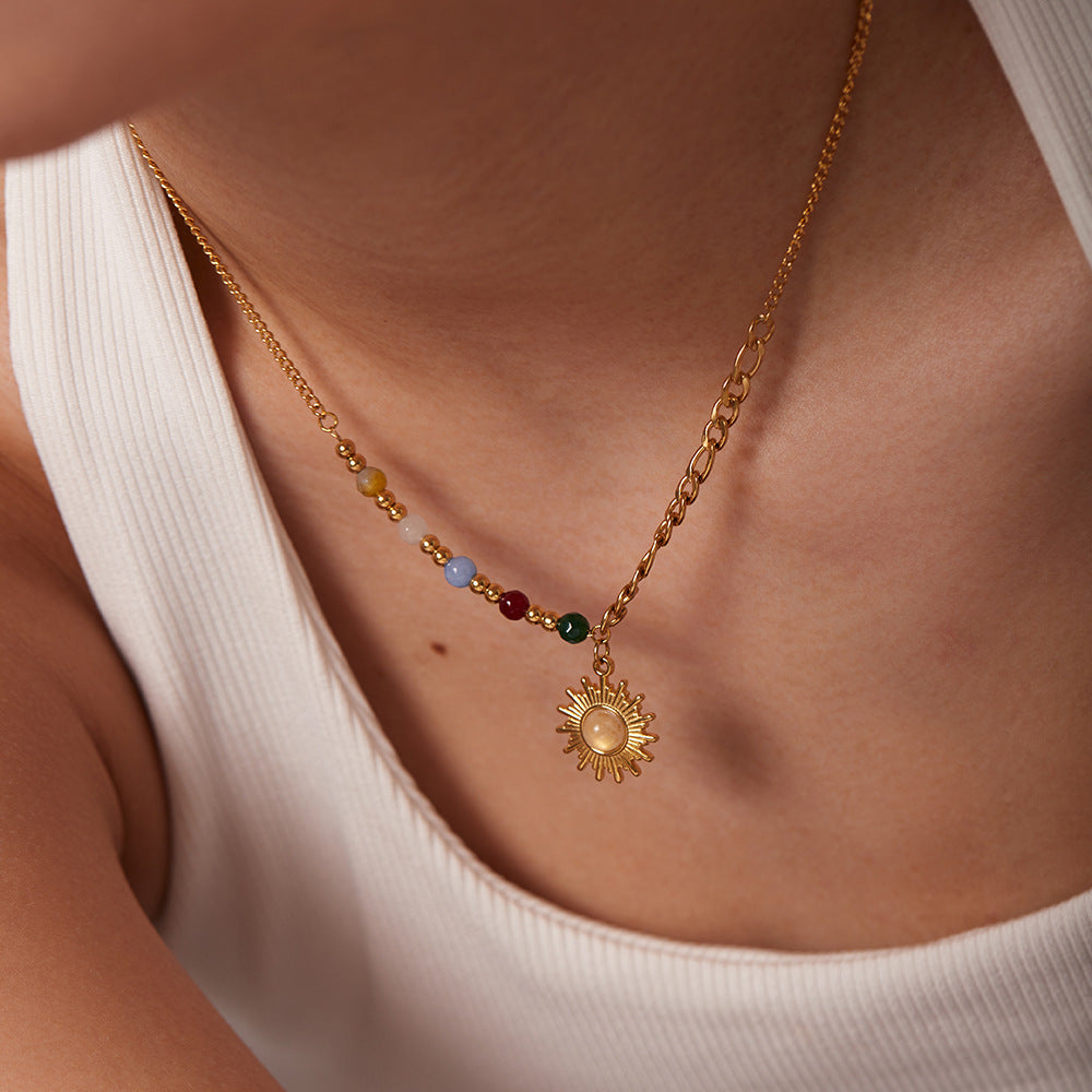 Collar con colgante geométrico estilo INS de acero de titanio con acabado chapado en oro de 18 quilates, dije de sol de piedra natural ojo de gato y detalles de piedras coloridas