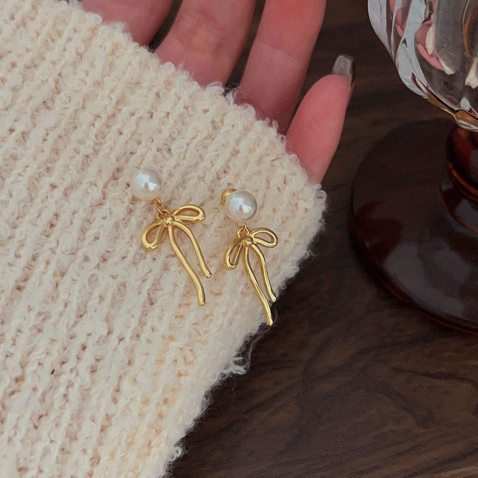 Orecchini a perno con fiocco minimalista e perla in argento sterling 925 placcato oro