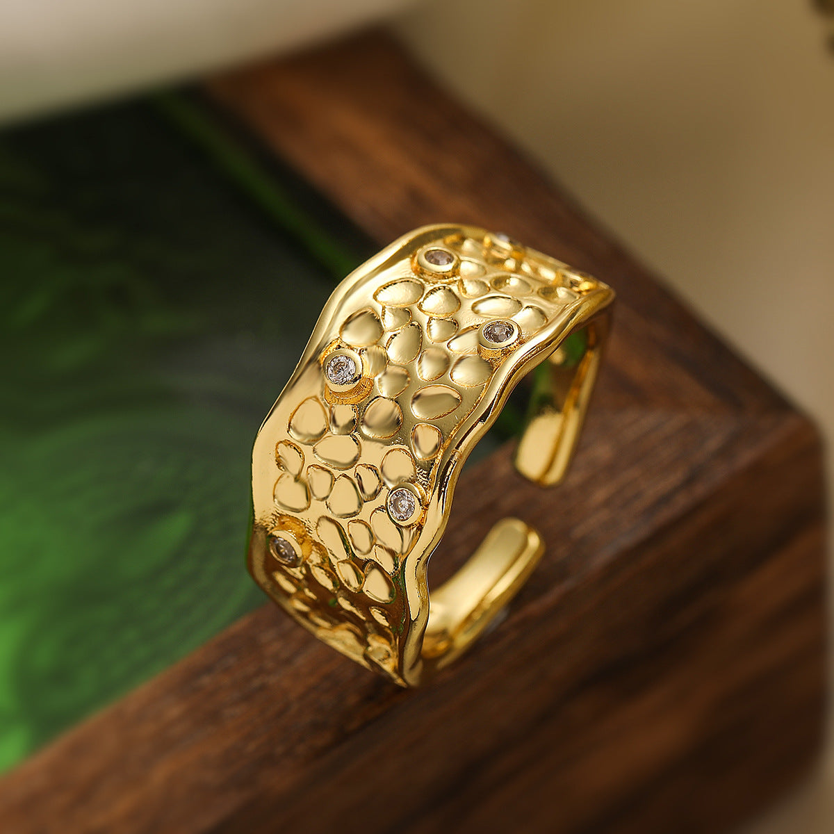 Anello Aperto Geometrico Minimalista da Donna in Ottone Placcato Oro con Intarsio di Zirconi