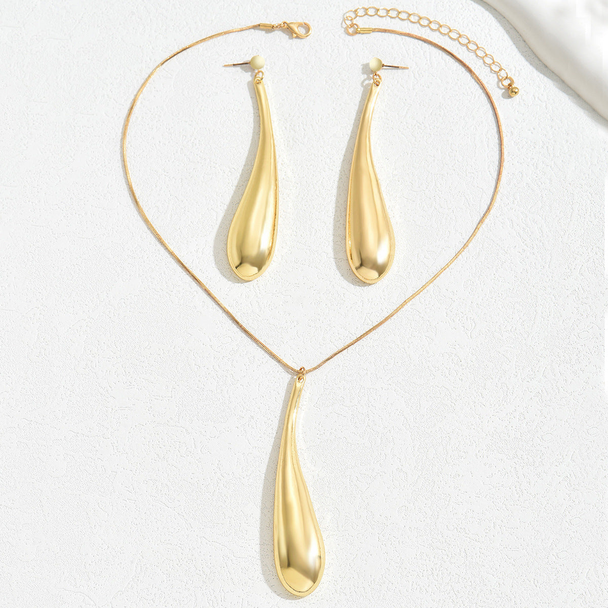 Set di collana e orecchini a goccia di lusso minimalista da donna con ciondolo in lega e finitura placcata, catena regolabile per clavicola