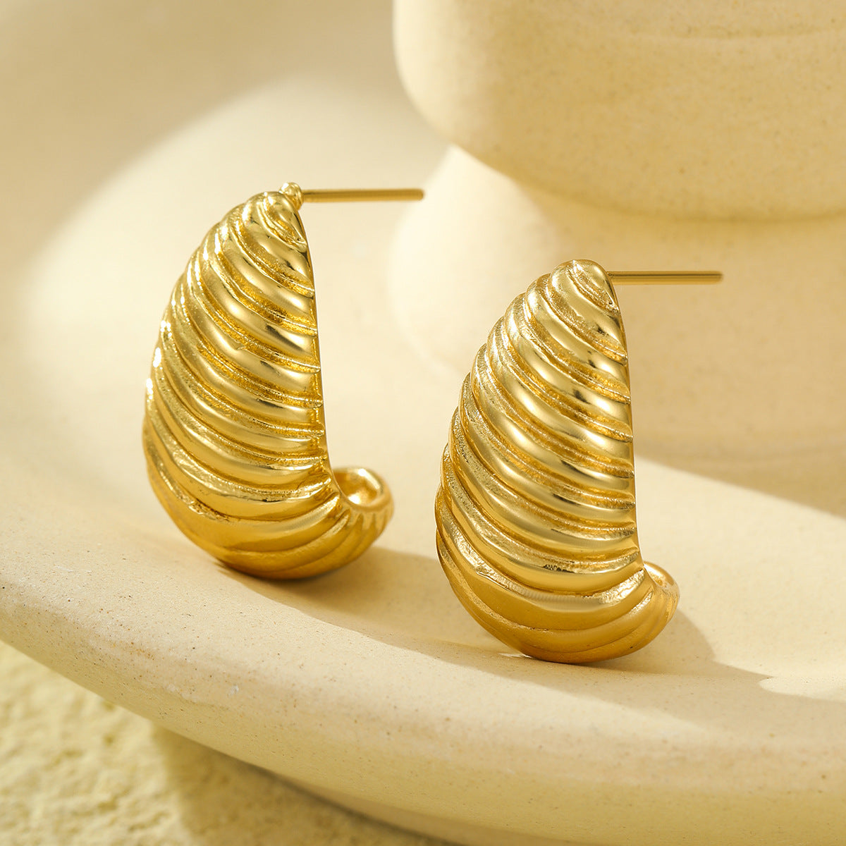 Orecchini a perno da donna in acciaio inossidabile con texture a spirale irregolare geometrica in stile vintage