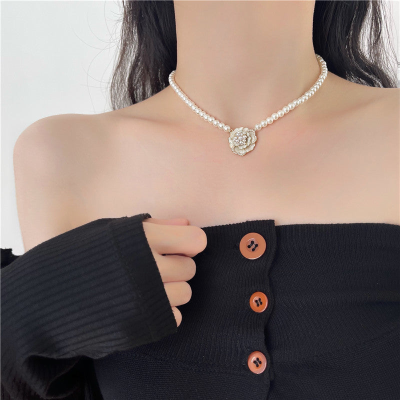 Collana Originale Camelia con Perle da Donna, con Pendente in Lega su Catena a Croce, Catena di Clavicole Dolce ed Eterea