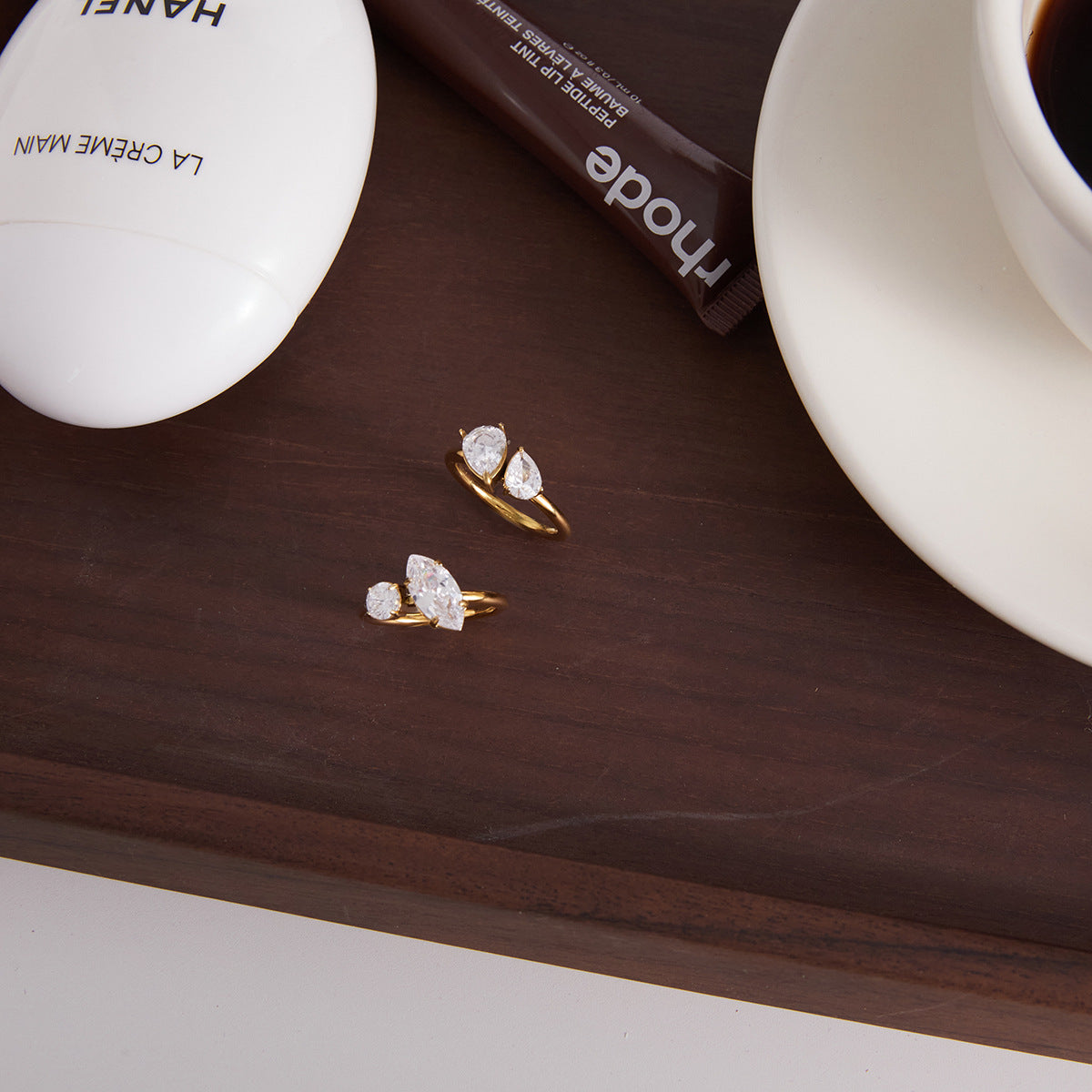 Anello Geometrico in Acciaio al Titanio con Intarsio in Zirconi per Donna, Placcato Oro PVD Sottovuoto, Gioielli di Moda Ipoallergenici in Acciaio Inossidabile