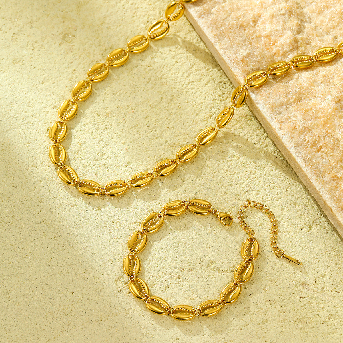 Collana Elegante Minimalista Vintage Ovale Cava in Acciaio Inossidabile Placcato Oro 18K