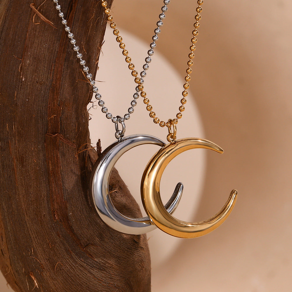 Collar Colgante de Luna Minimalista en Acero Inoxidable con Baño de Oro de 18K sobre Dije Geométrico de Cuerno de Acero de Titanio y Cadena de Cuentas