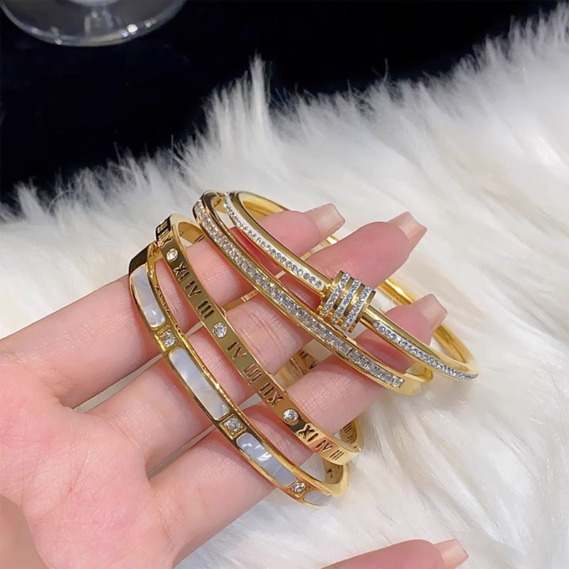 Bracciale Minimalista in Acciaio al Titanio da Donna con Placcatura in Oro e Intarsio di Zirconi, Bracciale Lusso con Design Geometrico Ovale